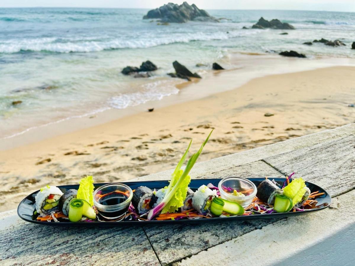Rockside Cabanas Hotel Unawatuna Bagian luar foto