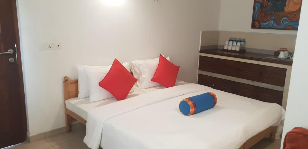 Rockside Cabanas Hotel Unawatuna Bagian luar foto