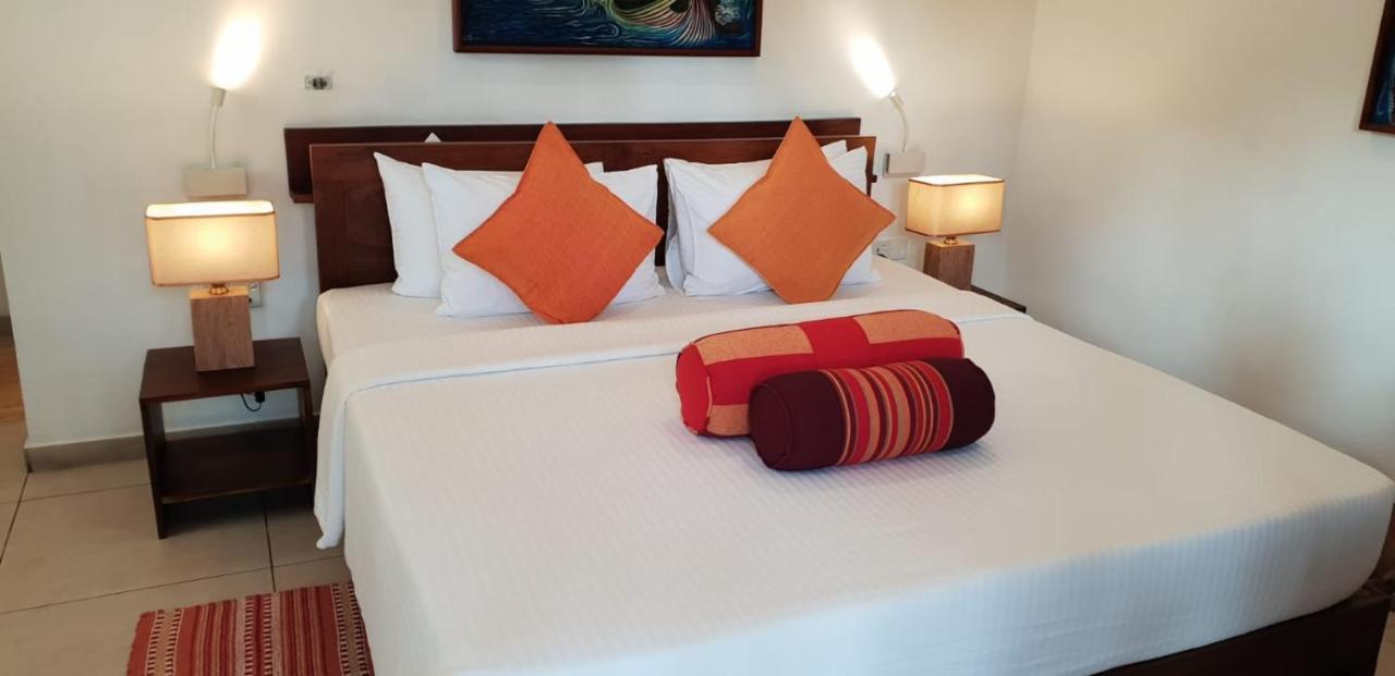Rockside Cabanas Hotel Unawatuna Bagian luar foto