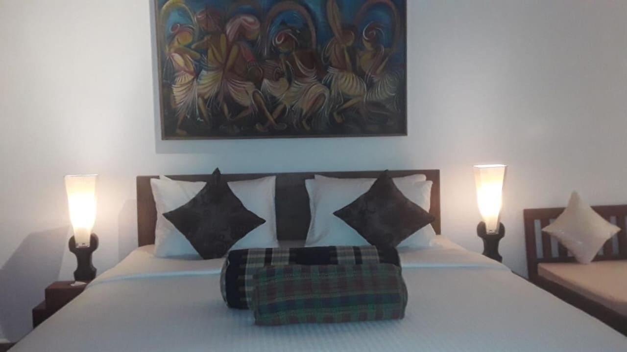 Rockside Cabanas Hotel Unawatuna Bagian luar foto
